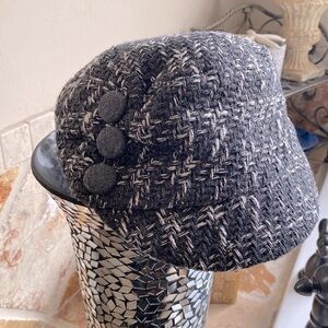 woolblend newsboy Cap Hat Women’s Grey & White Warm Woven Quilted button details
